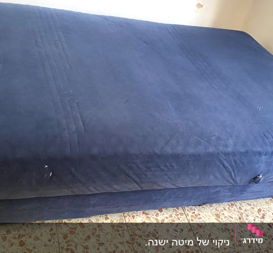 ספה כחולה על רצפת אריחים